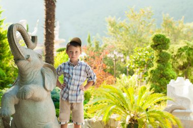 Hayvanat bahçesindeki küçük çocuk