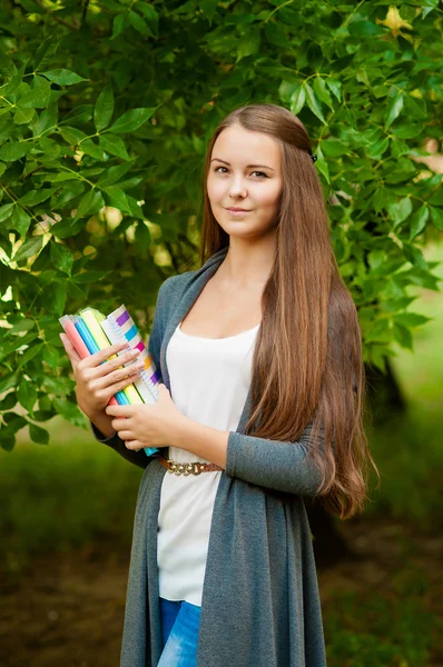 Dziewczyna z książek w ręce — Zdjęcie stockowe