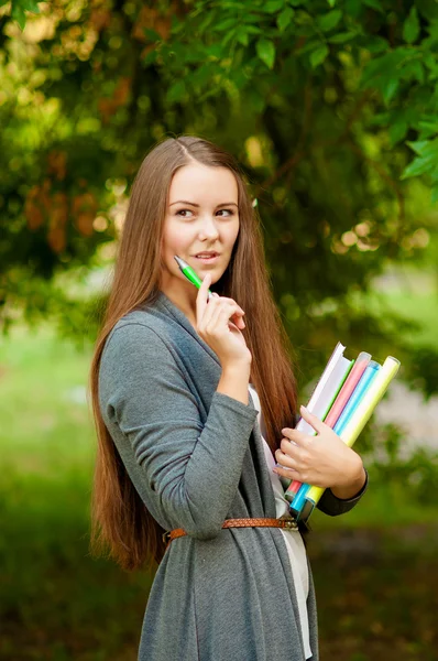 ผู้หญิงวัยรุ่นที่มีหนังสืออยู่ในมือ — ภาพถ่ายสต็อก