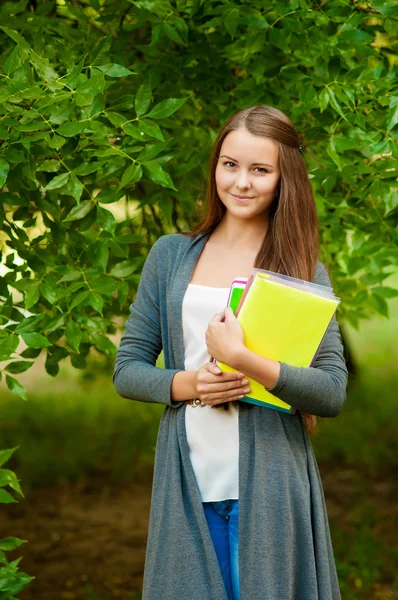 Teen flicka med böcker i händerna — Stockfoto