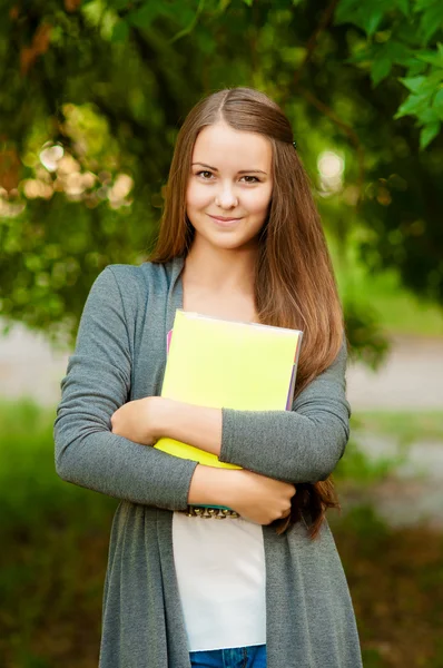 Menina adolescente com livros em mãos — Fotografia de Stock