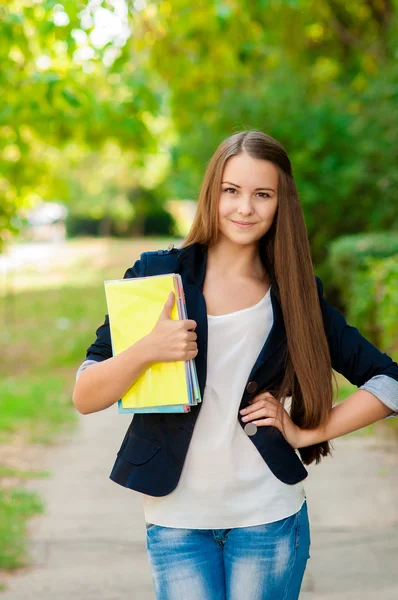 Adolescente menina estudante com livros em mãos — Fotografia de Stock