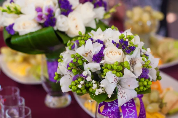 Wedding bouquet of beautiful roses — Stock Photo, Image