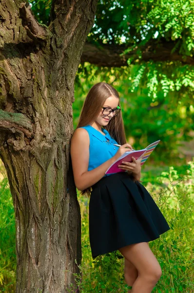 Adolescente chica con gafas y libros en las manos — Foto de Stock