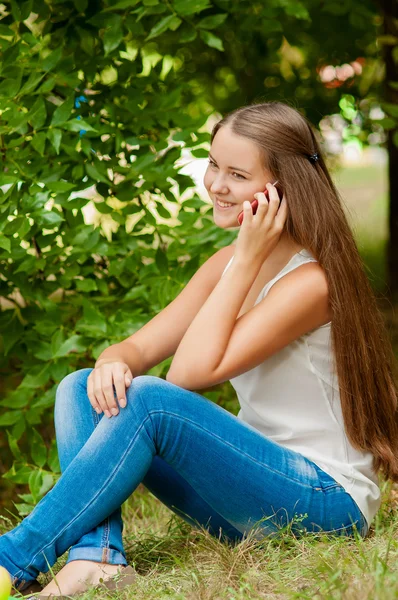Chica adolescente con un teléfono móvil —  Fotos de Stock