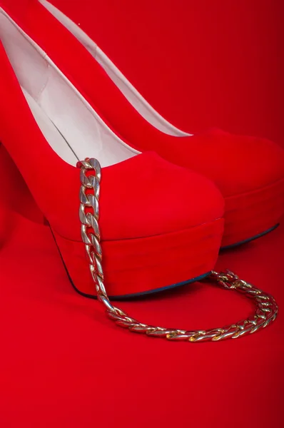 Red high heels and a necklace — Stock Photo, Image