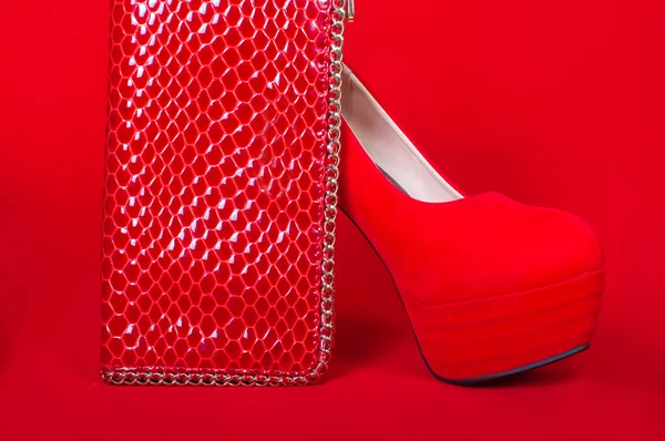 Kırmızı yüksek topuklu ayakkabılar ve çanta — Stok fotoğraf
