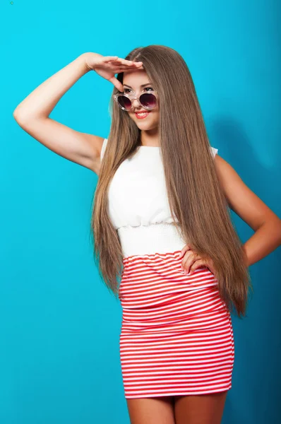 Krásná dívka s dlouhými vlasy v šatech a sluneční brýle — Stock fotografie