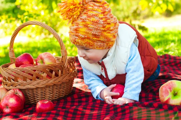Маленький хлопчик з яблуком в парку — стокове фото