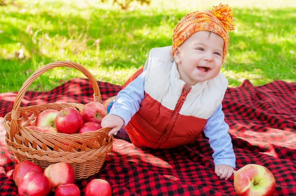 公園で apple と小さな男の子 — ストック写真