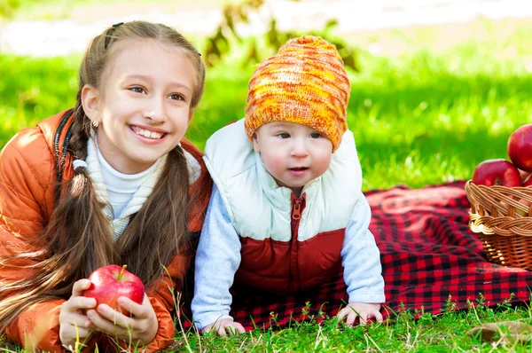 Little girl and little boy in autumn park — Stock Photo, Image