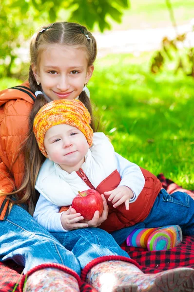 Little girl and little boy in autumn park — Stock Photo, Image