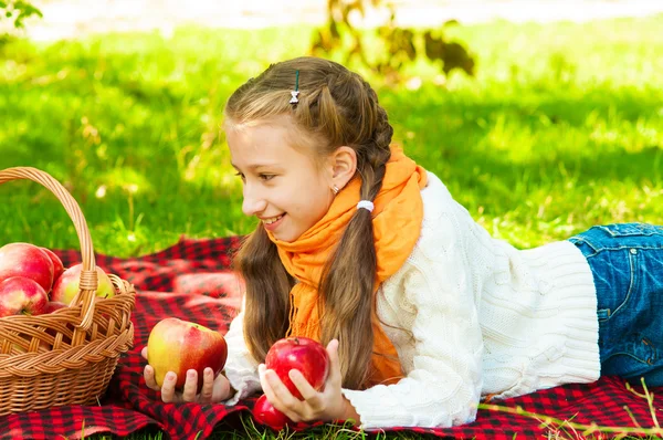 Niña con manzanas en el parque — Foto de Stock