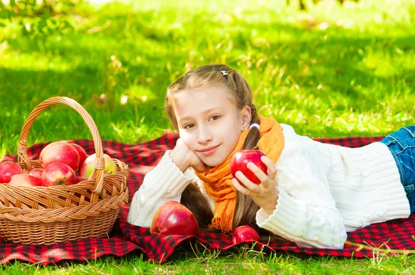 Niña con manzanas en el parque —  Fotos de Stock