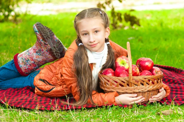 りんご公園で少女 — ストック写真