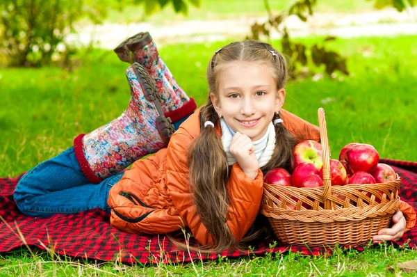 Niña con manzanas en el parque — Foto de Stock