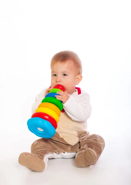 おもちゃで遊んでる赤ちゃん — ストック写真