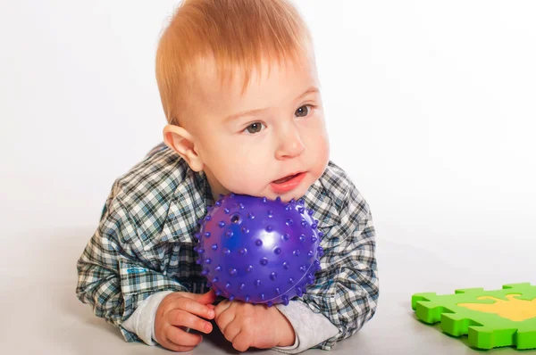 Baby jongen spelen met speelgoed — Stockfoto