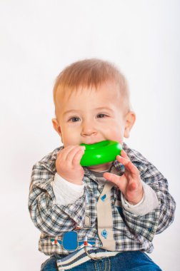 Bebek oyuncaklarla oynuyor.