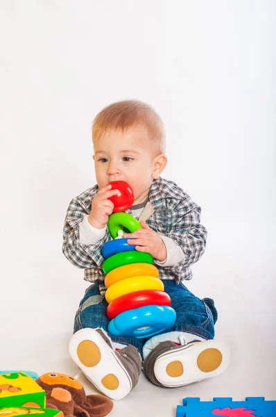 Menino brincando com brinquedos — Fotografia de Stock