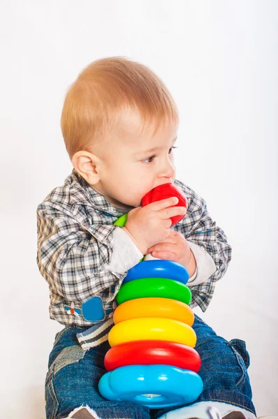 Bebek oyuncaklarla oynuyor.