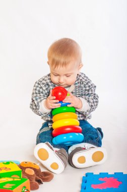 Bebek oyuncaklarla oynuyor.