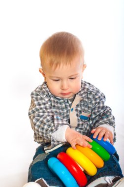 Bebek oyuncaklarla oynuyor.