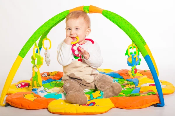 Menino brincando com brinquedos — Fotografia de Stock