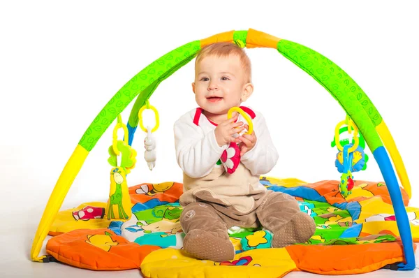 Bebé niño jugando con juguetes — Foto de Stock