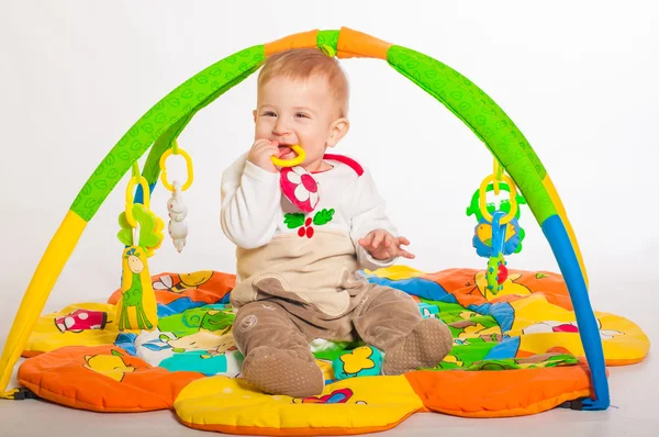 Menino brincando com brinquedos — Fotografia de Stock