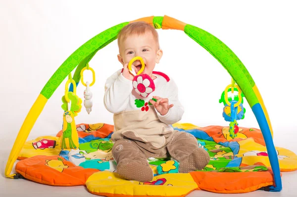 Дитячий хлопчик грає з іграшками — стокове фото