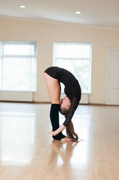Fata tânără face exerciții în clasa de dans — Fotografie, imagine de stoc
