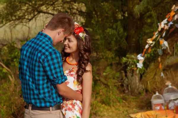 Young girl and guy in the summer — Stock Photo, Image