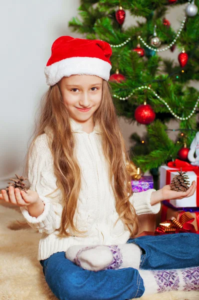 Bambina con i capelli lunghi vicino all'albero di Natale — Foto Stock