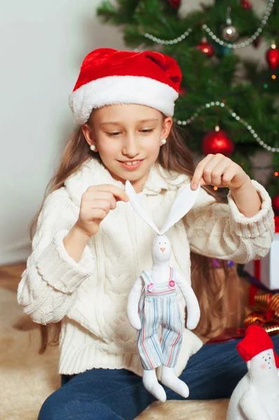 Bambina con i capelli lunghi vicino all'albero di Natale — Foto Stock