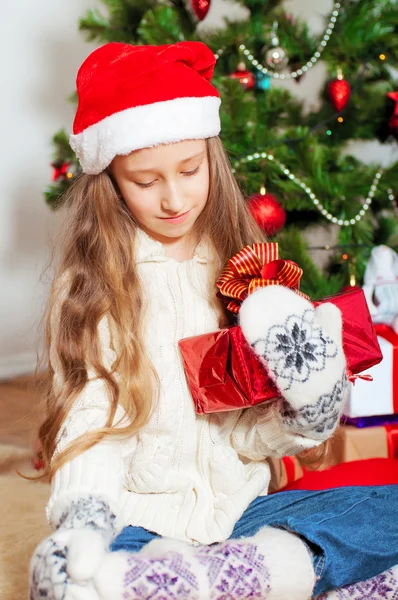 Niña con el pelo largo cerca del árbol de Navidad —  Fotos de Stock