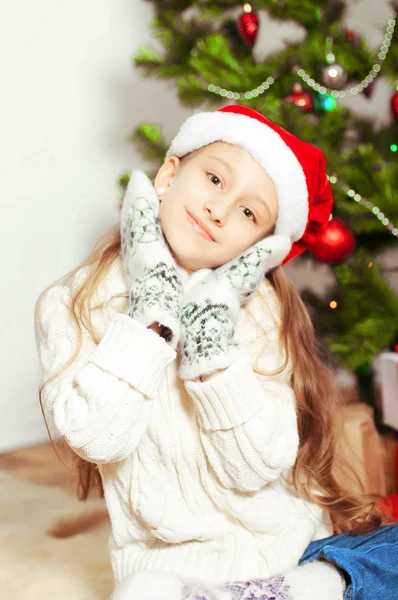 Menina com cabelos longos perto da árvore de Natal — Fotografia de Stock