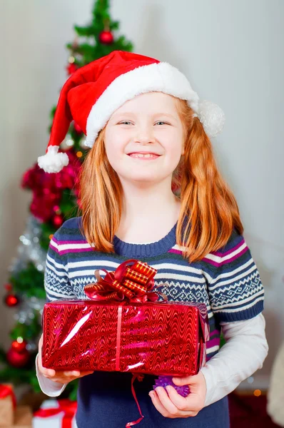 Menina perto da árvore de Natal com presentes — Fotografia de Stock