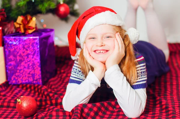 Menina perto da árvore de Natal com presentes — Fotografia de Stock