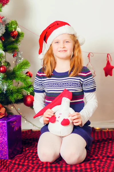 Menina perto da árvore de Natal com presentes — Fotografia de Stock