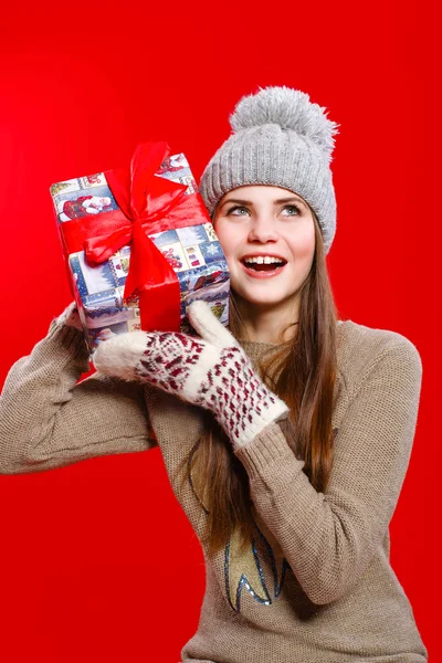 Young girl in hat and mittens with gift box — Stock Photo, Image