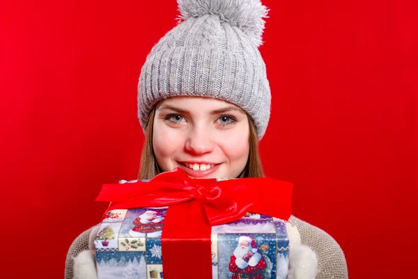 Chica joven en sombrero y mitones con caja de regalo — Foto de Stock