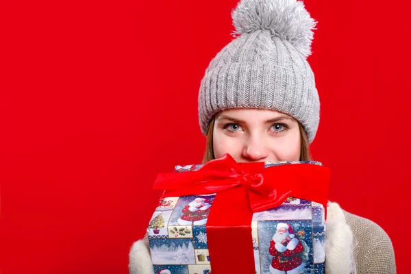 Young girl in hat and mittens with gift box — Stock Photo, Image