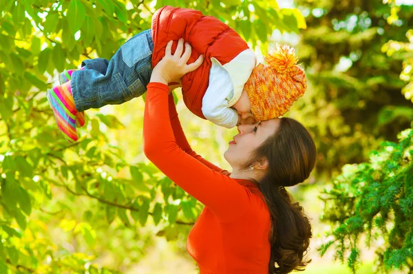 Madre joven con su bebé en otoño — Foto de Stock