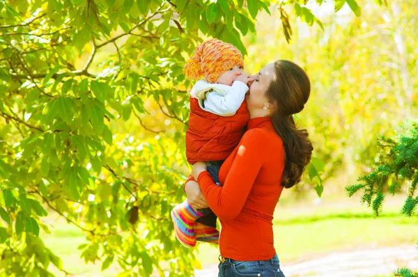 Jovem mãe com seu bebê no outono — Fotografia de Stock