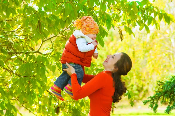 Ung mor med sin baby i efteråret - Stock-foto