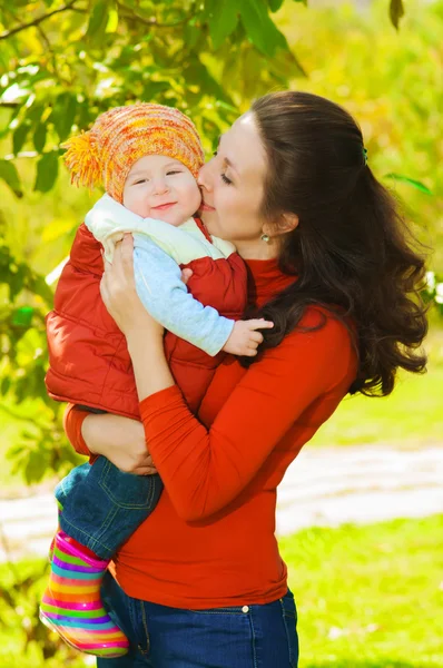 Giovane madre con il suo bambino in autunno — Foto Stock