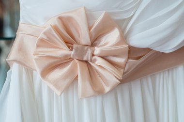 Beyaz gelinlik saten yay