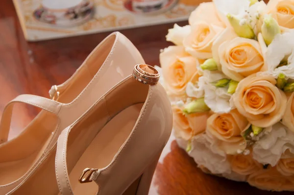 Snubní prsteny a svatební kytice — Stock fotografie