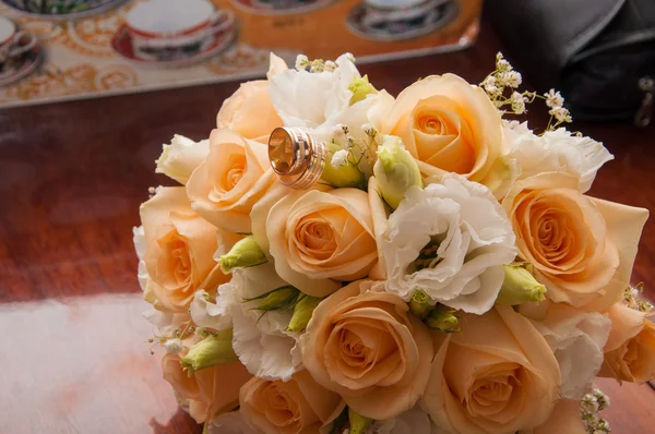 Wedding rings and bridal bouquet — Stock Photo, Image